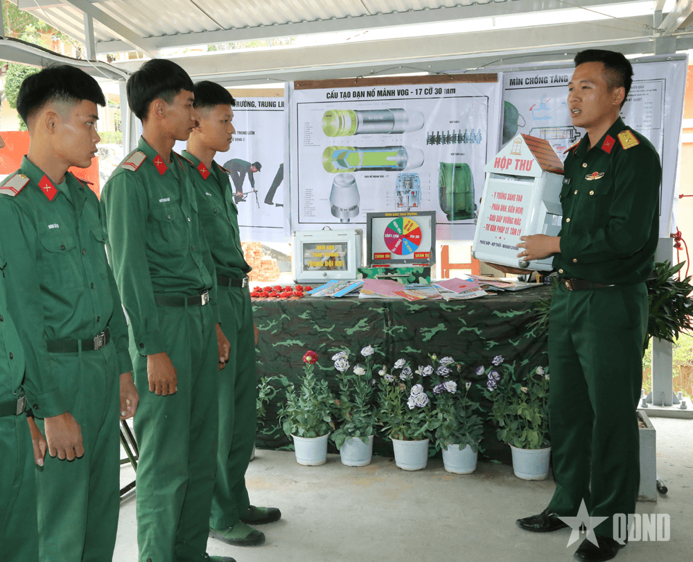 Chính trị viên giàu sáng kiến