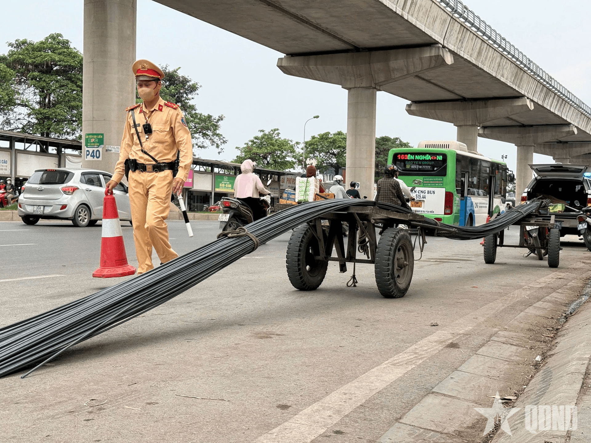 Xử lý xe ba bánh tự chế, xe chở hàng cồng kềnh gây mất an toàn giao thông