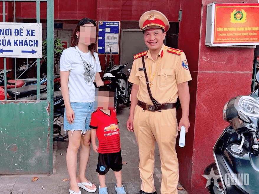 Hà Nội: Cảnh sát giao thông kịp thời giúp bé trai đi lạc giữa trưa nắng
