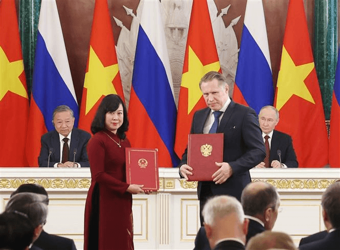 Tổng Bí thư Tô Lâm và Tổng thống Vladimir Putin chứng kiến Lễ trao các văn kiện hợp tác
