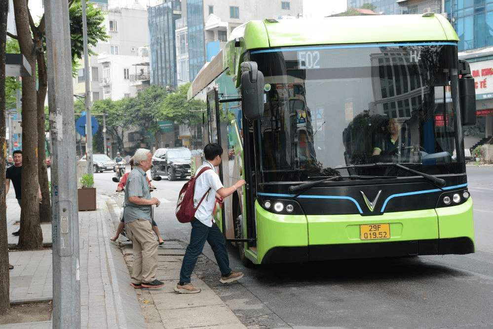 Gỡ khó để phát triển xe buýt xanh