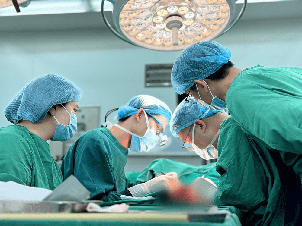 Phẫu thuật cứu ngón tay cho công nhân bị tai nạn lao động