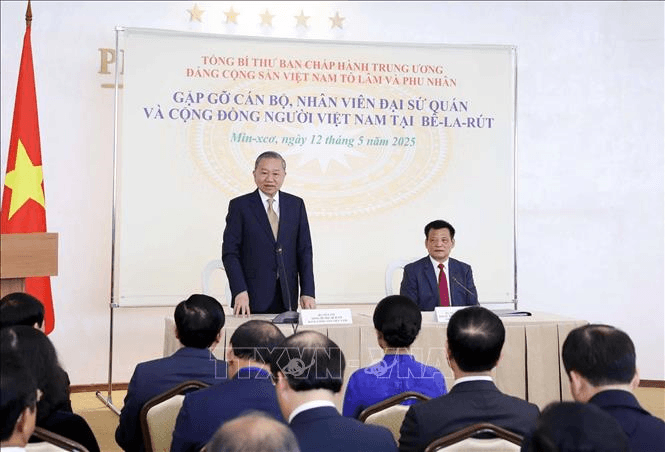 Tổng Bí thư Tô Lâm gặp gỡ cán bộ Đại sứ quán và đại diện cộng đồng người Việt Nam tại Belarus