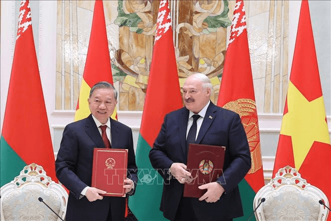 Tổng Bí thư Tô Lâm và Tổng thống Aleksandr Lukashenko chứng kiến lễ ký các văn kiện hợp tác giữa Việt Nam - Belarus