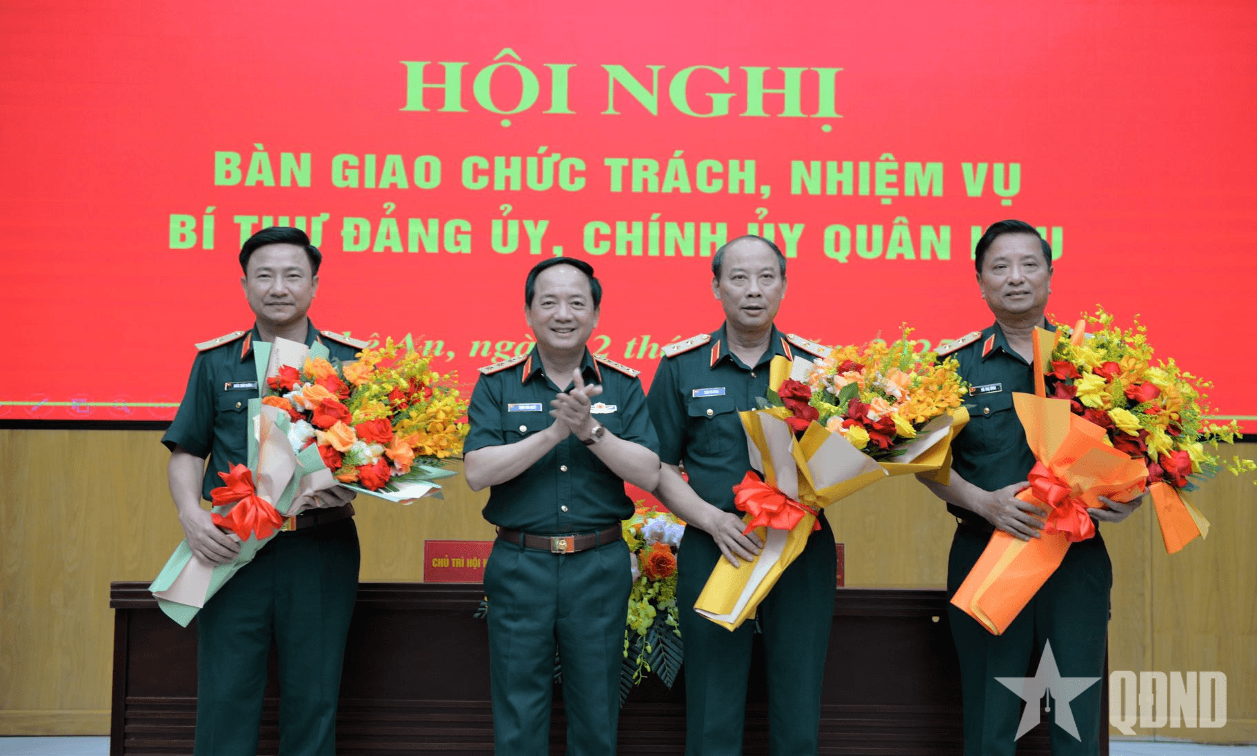 Thượng tướng Trịnh Văn Quyết chủ trì Hội nghị bàn giao chức trách, nhiệm vụ Bí thư Đảng ủy, Chính ủy Quân khu 4