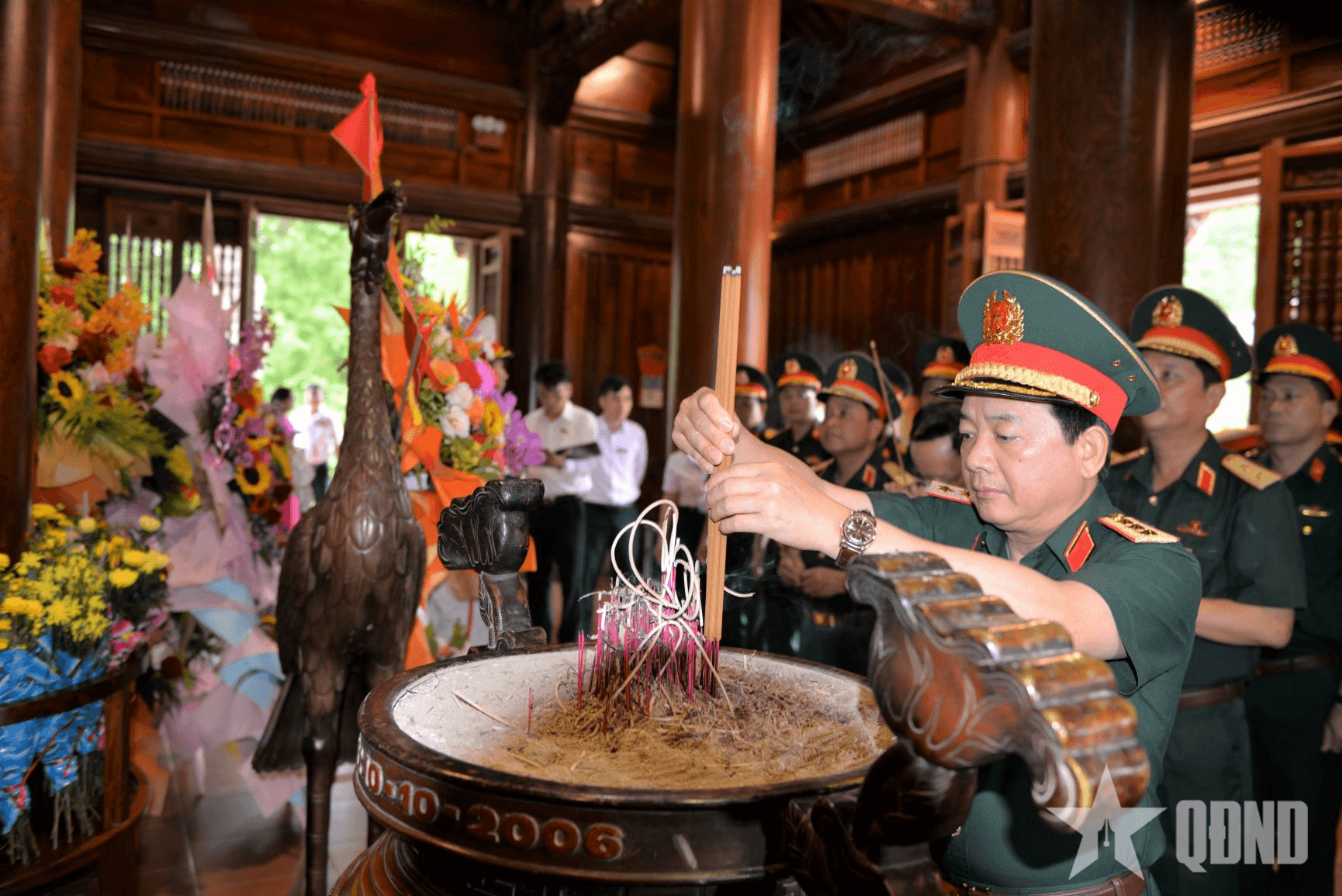 Thượng tướng Trịnh Văn Quyết dâng hương tưởng niệm Chủ tịch Hồ Chí Minh