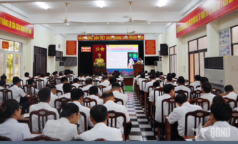 Hải đoàn 129 tuyên truyền pháp luật cho nhân viên