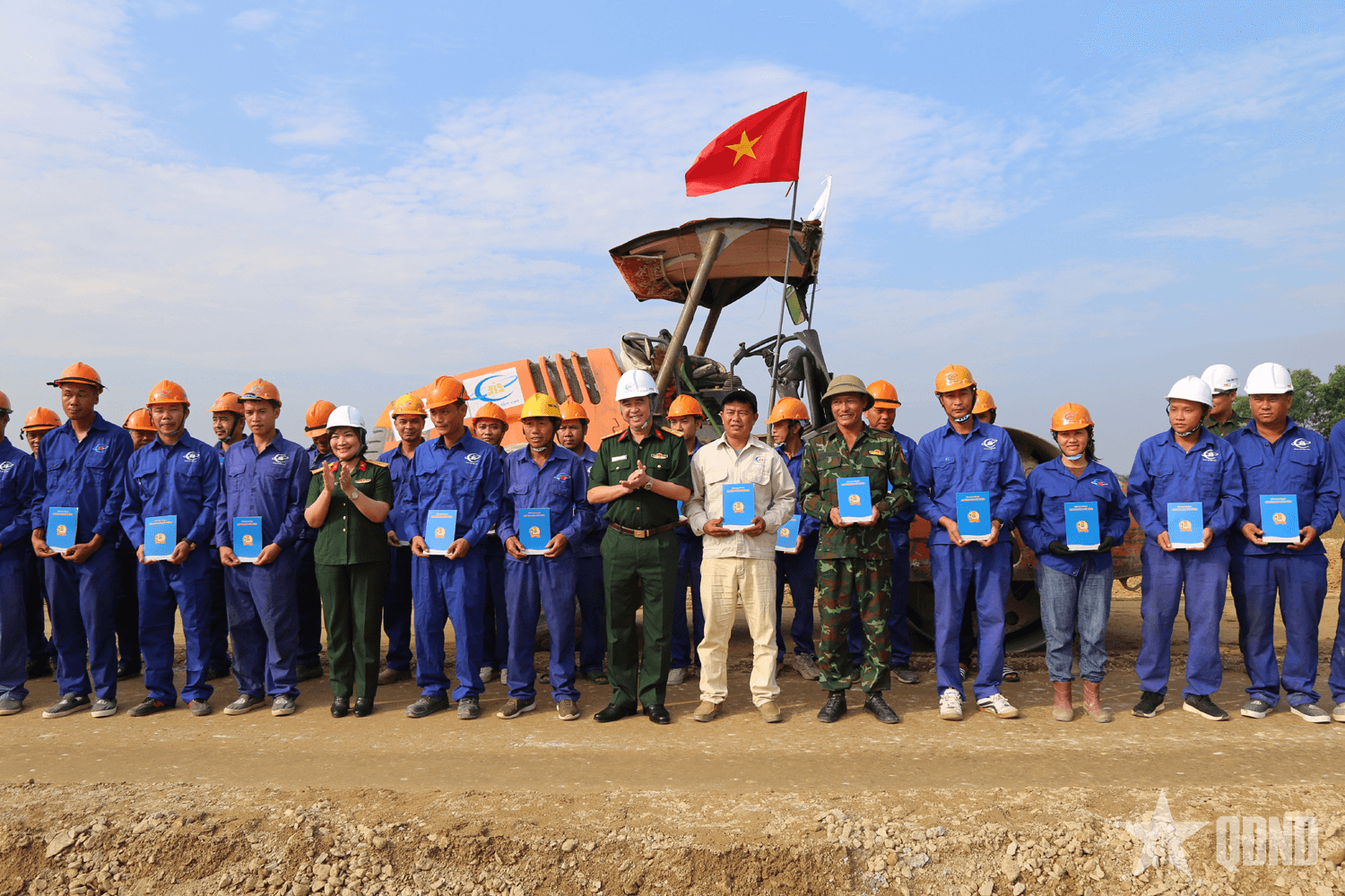 Trao 297 suất quà tặng đoàn viên công đoàn có hoàn cảnh khó khăn trong dịp Tháng Công nhân 2025

​