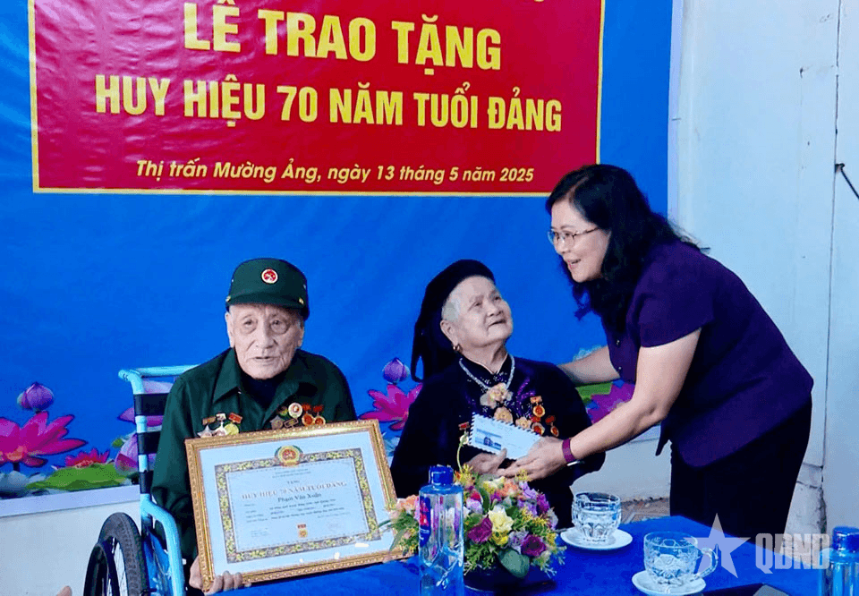 Điện Biên: Trao Huy hiệu 70 năm tuổi Đảng tặng đảng viên lão thành
