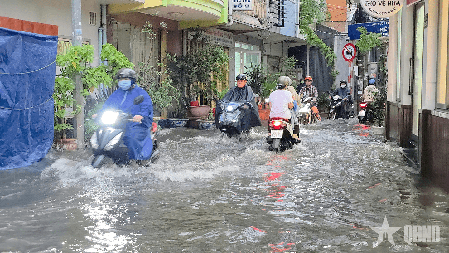Trung tâm Cần Thơ ngập sâu, người dân vất vả di chuyển sau cơn mưa đầu mùa