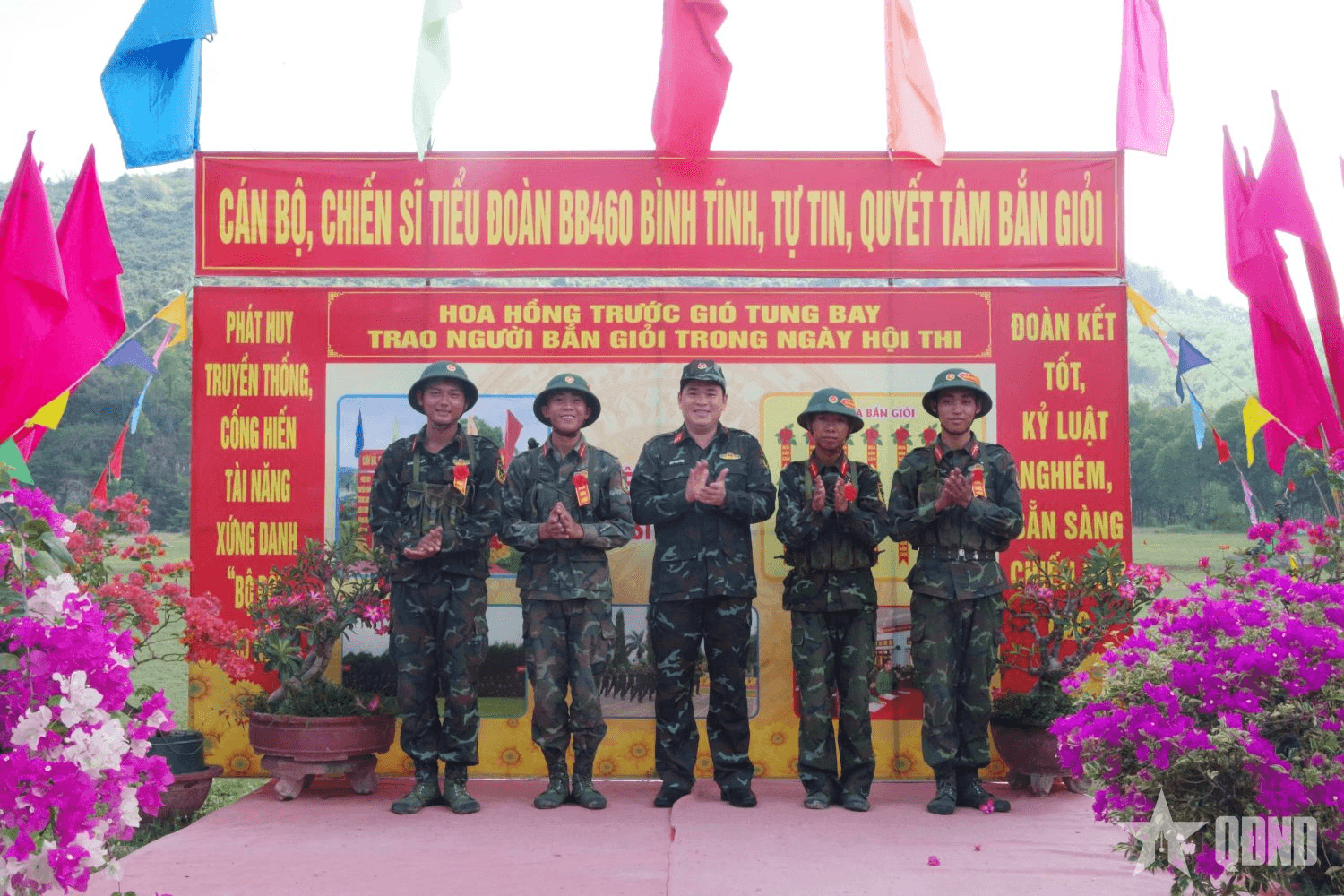 Chiến sĩ mới Bộ CHQS tỉnh Khánh Hòa tự tin thực hành bắn súng tiểu liên AK bài 1