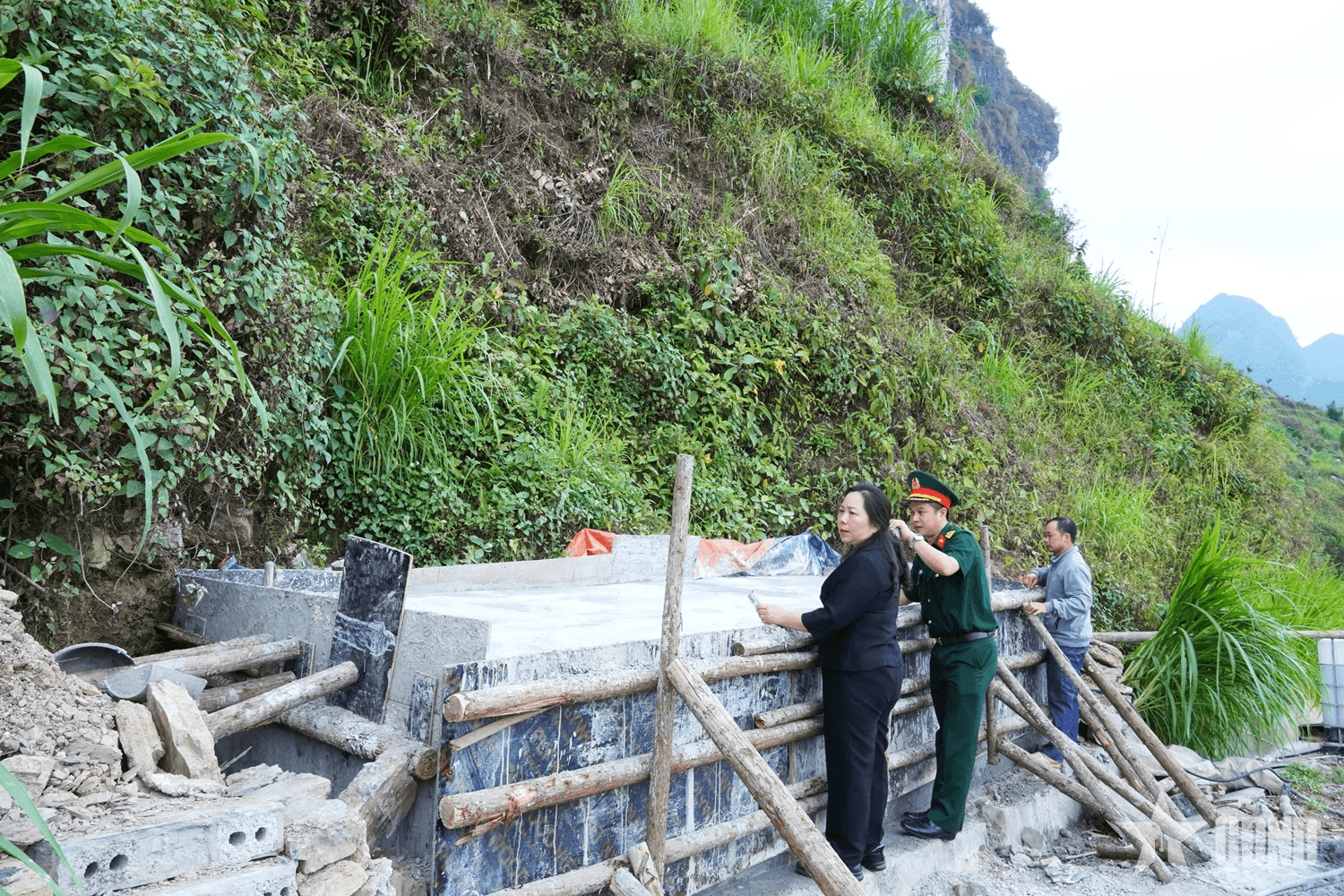 Ban CHQS huyện Mèo Vạc (Hà Giang): Kiểm tra tiến độ xây dựng công trình nước sinh hoạt cho người dân