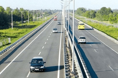 Khi lưu thông, người lái xe phải chấp hành quy định về tốc độ và khoảng cách giữa các xe như thế nào?