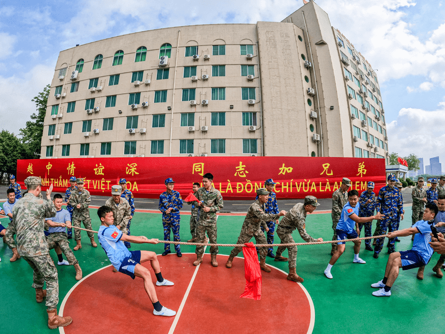 Giao lưu thể thao giữa cán bộ, chiến sĩ hải quân hai nước Việt Nam - Trung Quốc