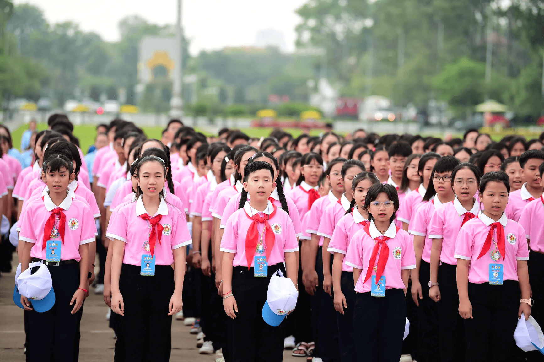 Đại biểu Cháu ngoan Bác Hồ toàn quốc báo công, vào Lăng viếng Bác