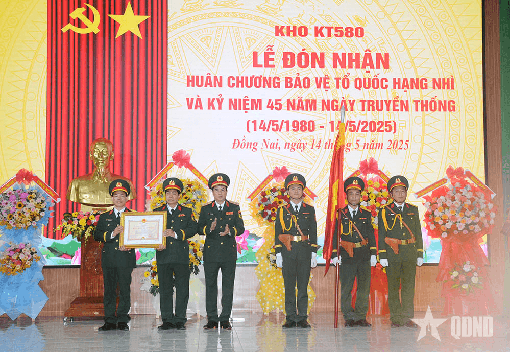 Kho KT580 đón nhận Huân chương Bảo vệ Tổ quốc hạng Nhì