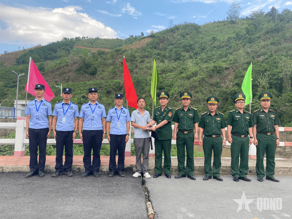 Thiếu tá Nguyễn Duy Đông trả lại của rơi