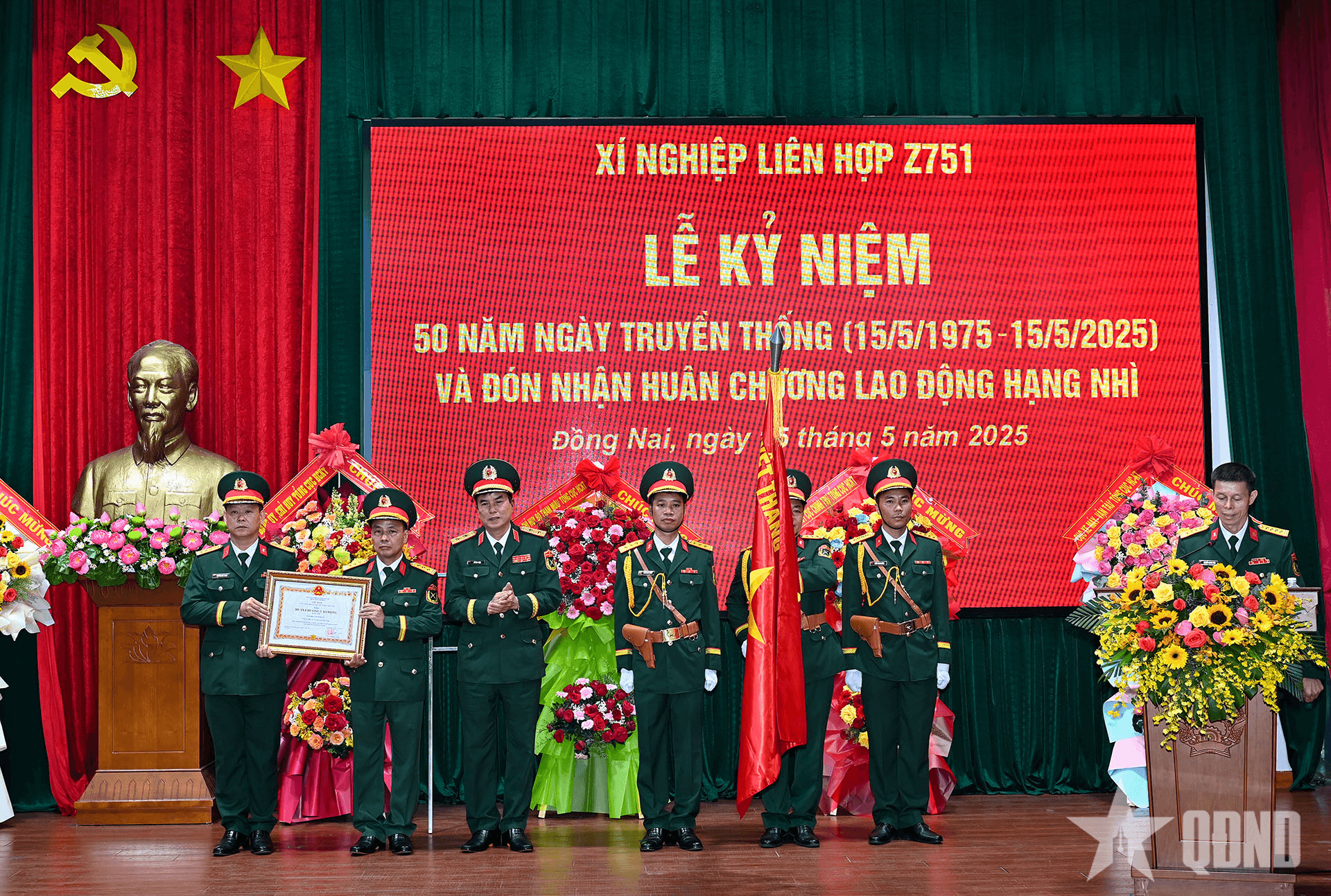 Xí nghiệp Liên hợp Z751 đón nhận Huân chương Lao động hạng Nhì