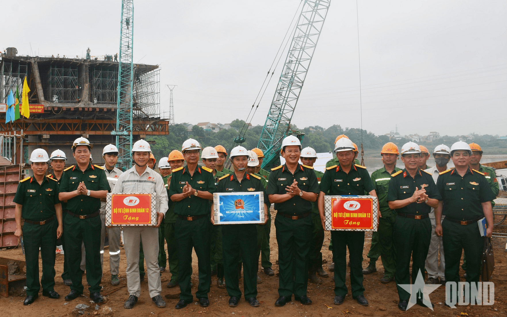 Ban Công đoàn Quốc phòng và Binh đoàn 12 động viên người lao động trên công trường cầu Phong Châu mới