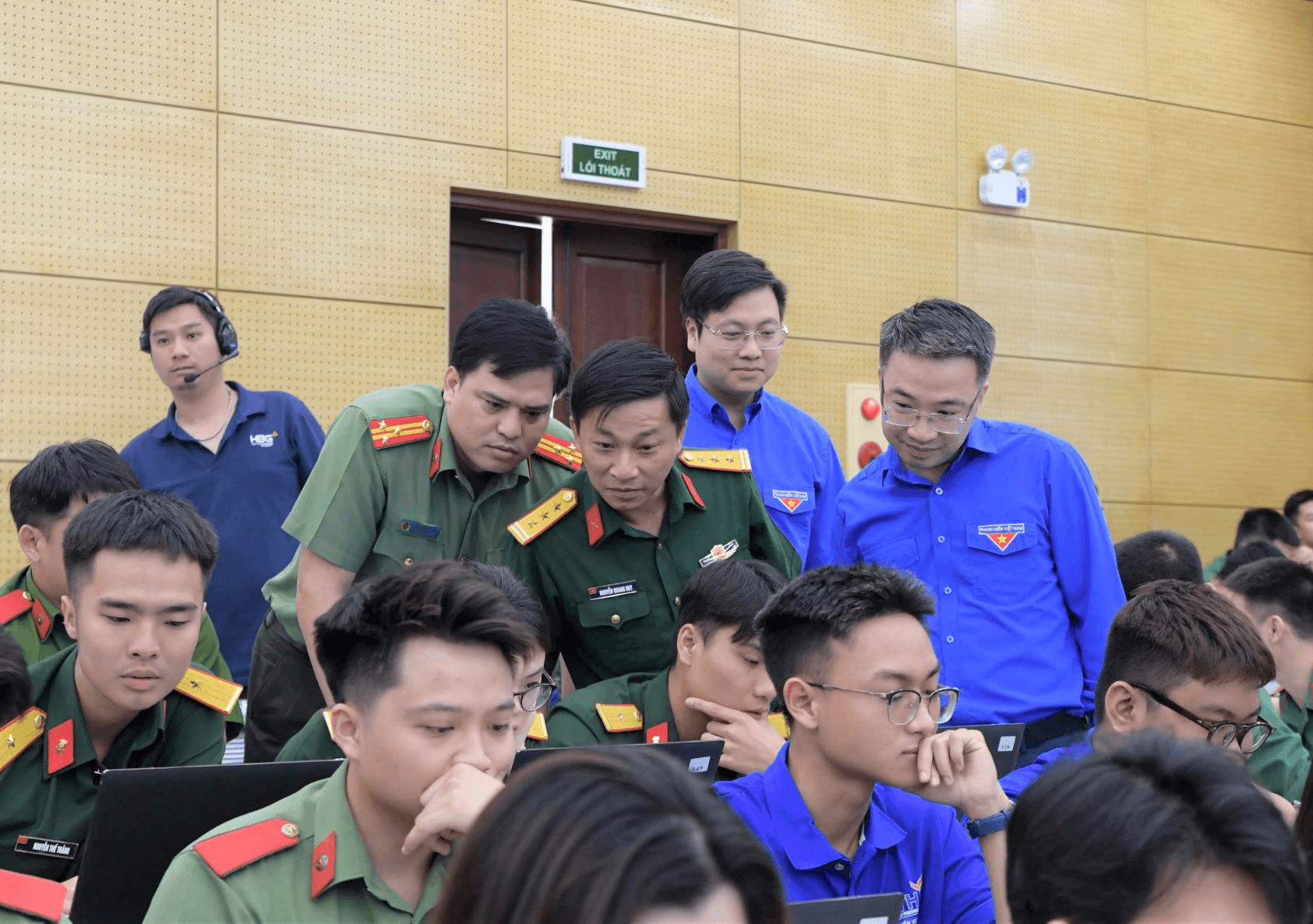 Khai mạc Cuộc thi Olympic tiếng Anh dành cho cán bộ trẻ