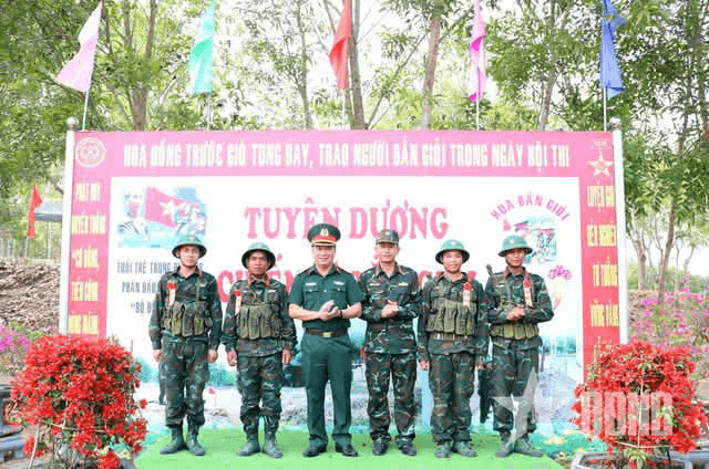 Sư đoàn 2 (Quân khu 5): Hoàn thành kiểm tra bắn đạn thật súng tiểu liên AK bài 1 cho chiến sĩ mới