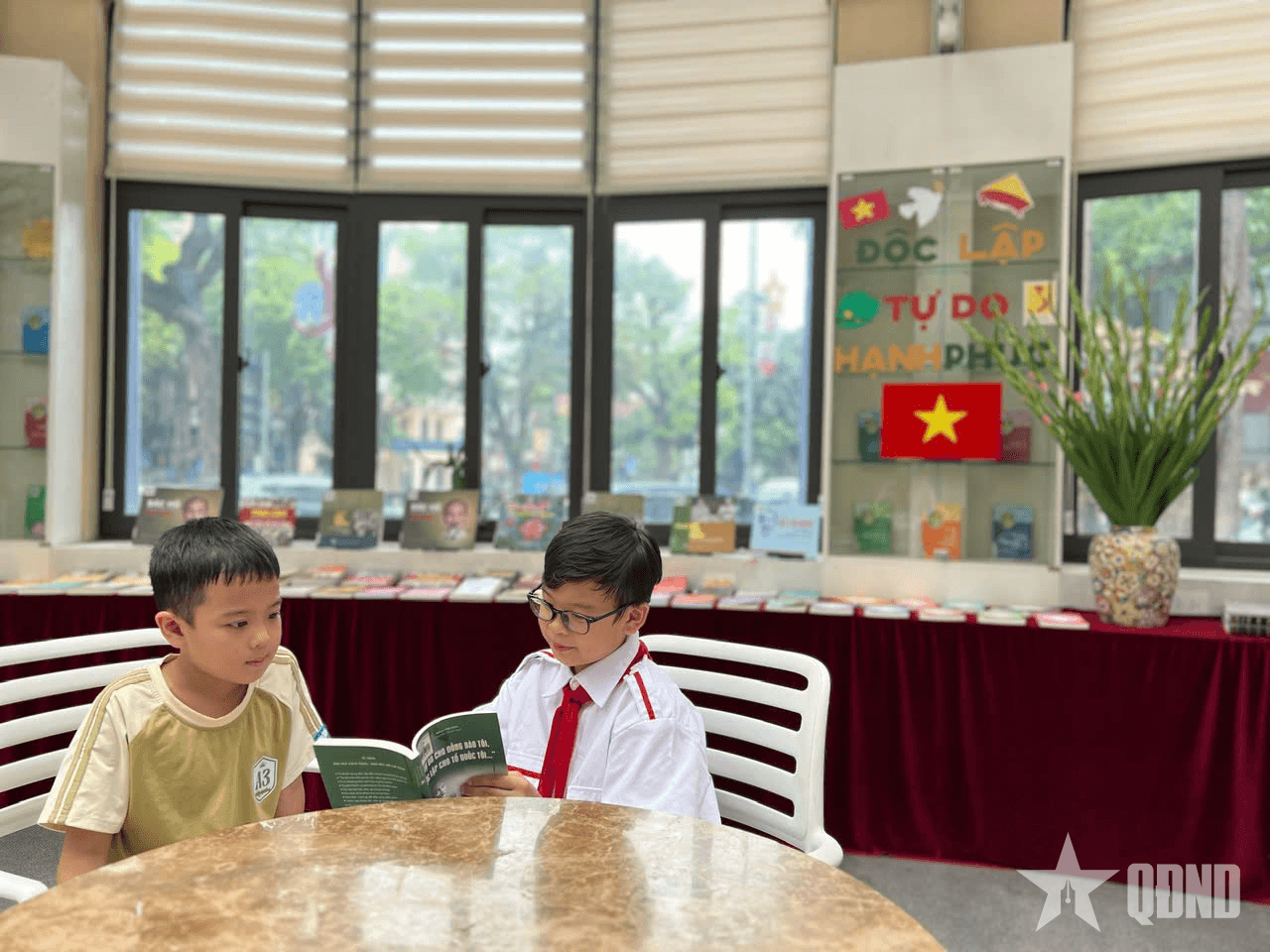 Trưng bày sách, báo “Hồ Chí Minh đẹp nhất tên Người”