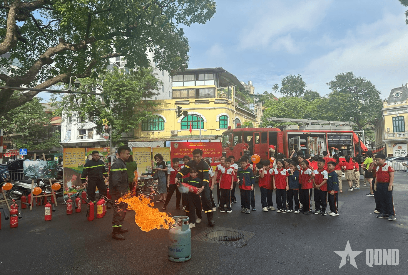 Trải nghiệm "Em làm chiến sĩ Cảnh sát phòng cháy, chữa cháy và cứu nạn, cứu hộ"