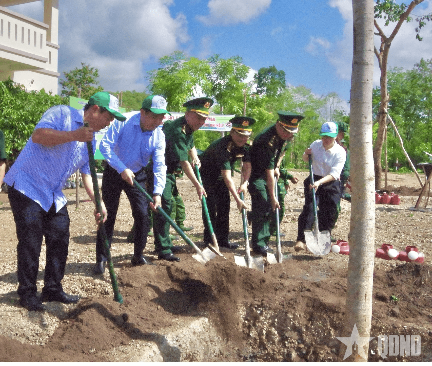 Bộ đội Biên phòng Đắk Lắk phối hợp trồng hơn 5.000 cây xanh