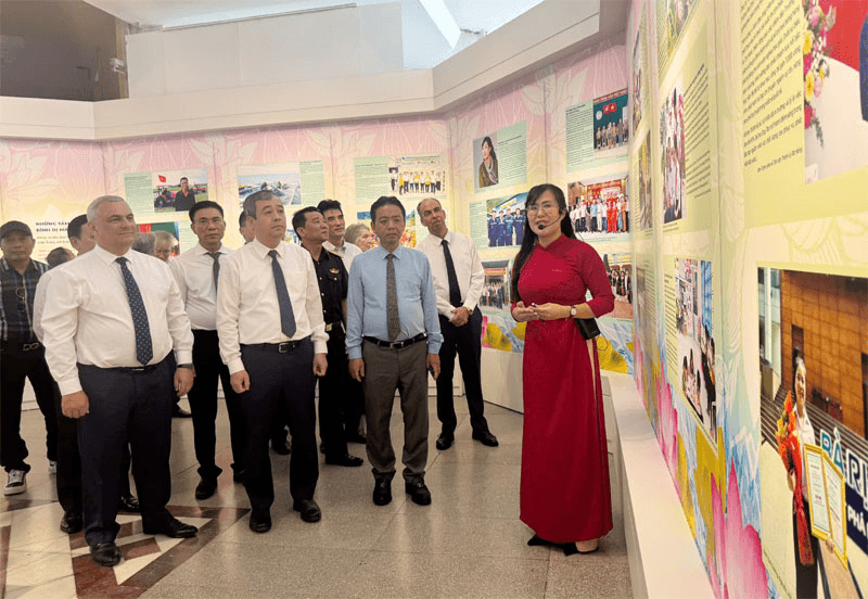 Triển lãm hơn 200 tài liệu, bài viết và hiện vật “Những tấm gương bình dị mà cao quý”