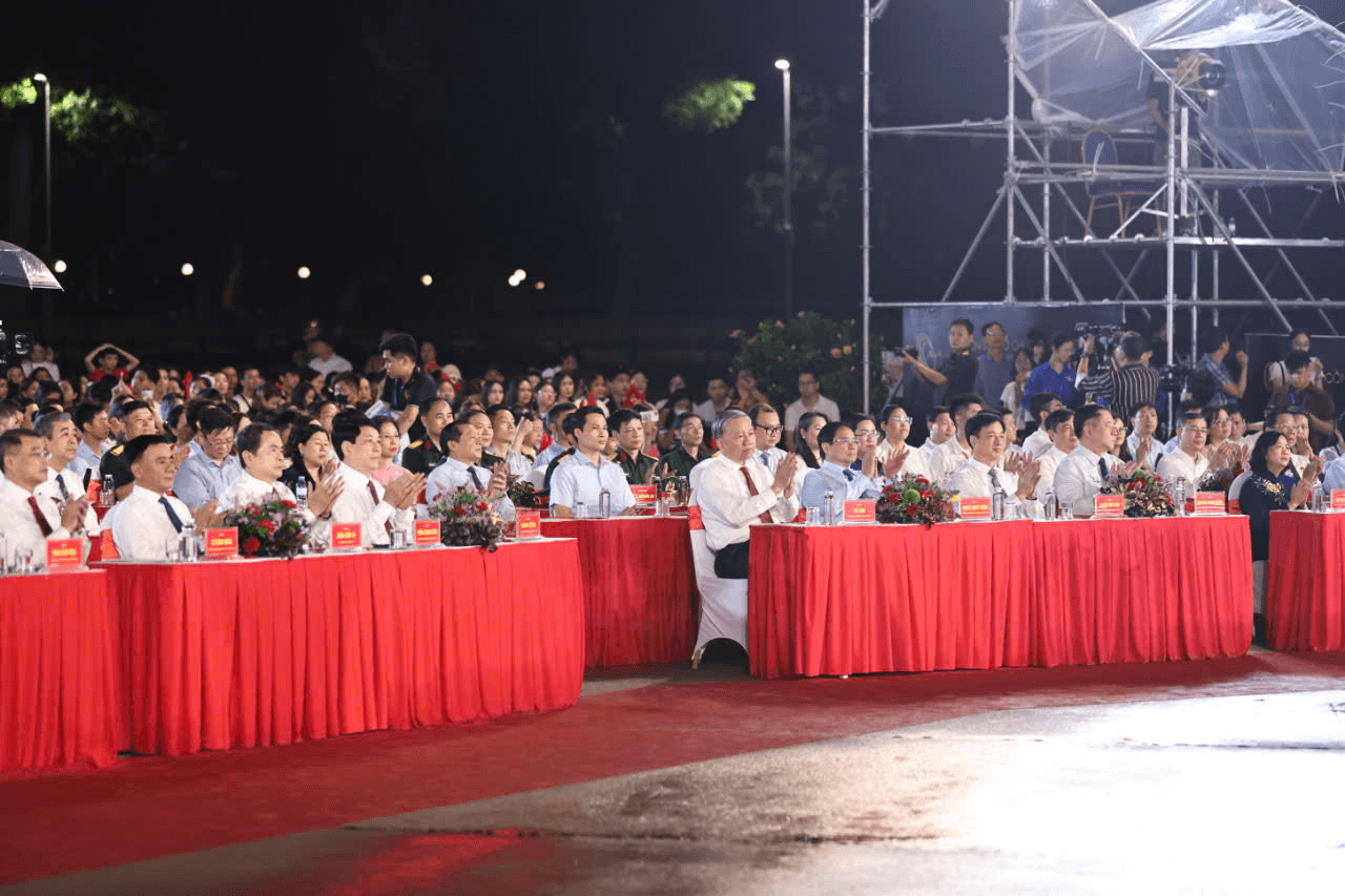 Lãnh đạo Đảng, Nhà nước dự chương trình nghệ thuật đặc biệt “Người là Hồ Chí Minh”