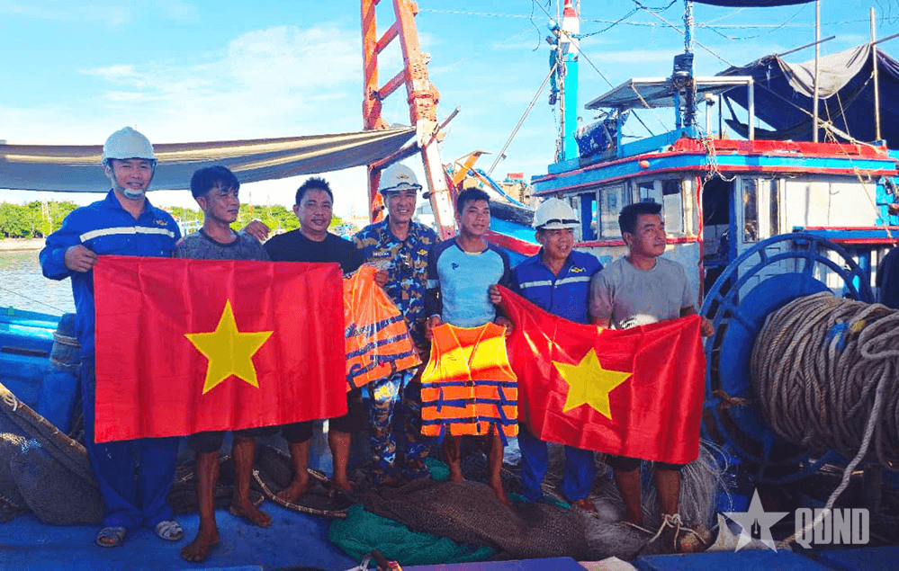 Trung tâm Dịch vụ hậu cần - kỹ thuật đảo Trường Sa hỗ trợ sửa chữa tàu cá ngư dân