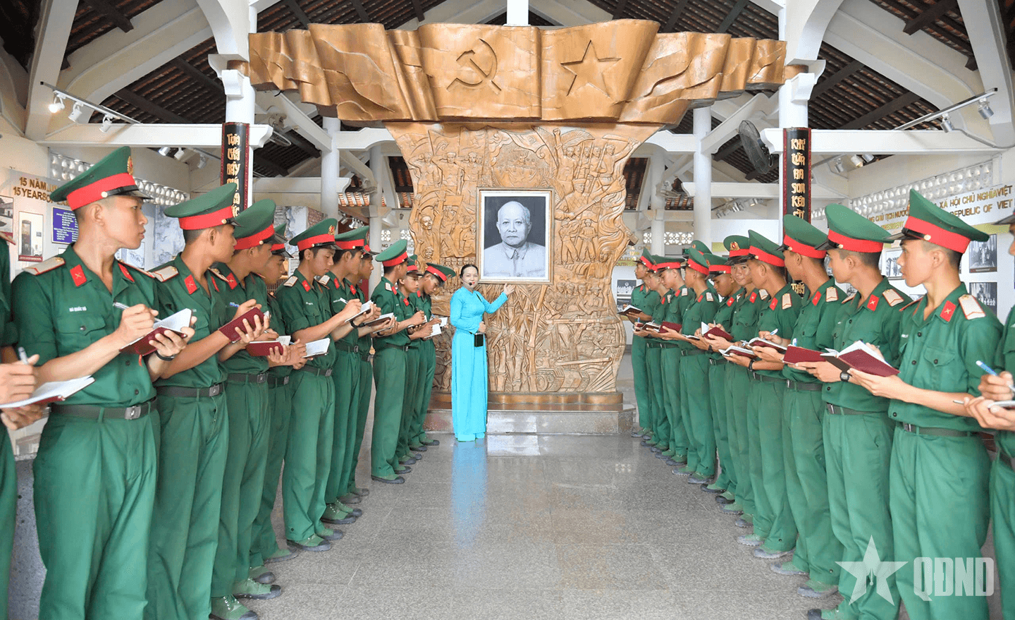 Trung đoàn 892 (Bộ CHQS tỉnh An Giang) báo công, dâng hương Chủ tịch Tôn Đức Thắng