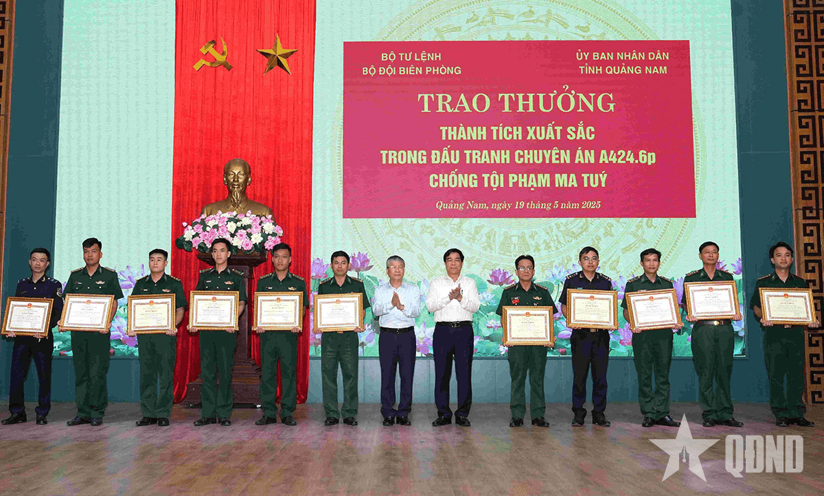 Khen thưởng thành tích trong đấu tranh Chuyên án 424.6P