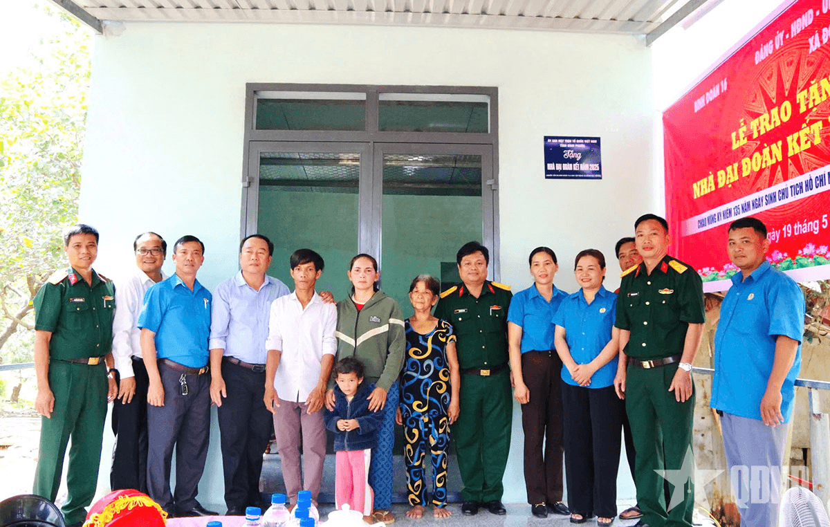 Binh đoàn 16 trao nhà đại đoàn kết cho 2 hộ dân xã Đồng Tâm