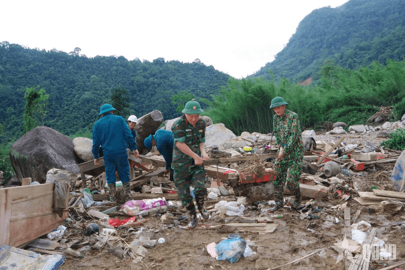 Quân khu 1 hỗ trợ khắc phục hậu quả sạt lở đất trên địa bàn tỉnh Bắc Kạn