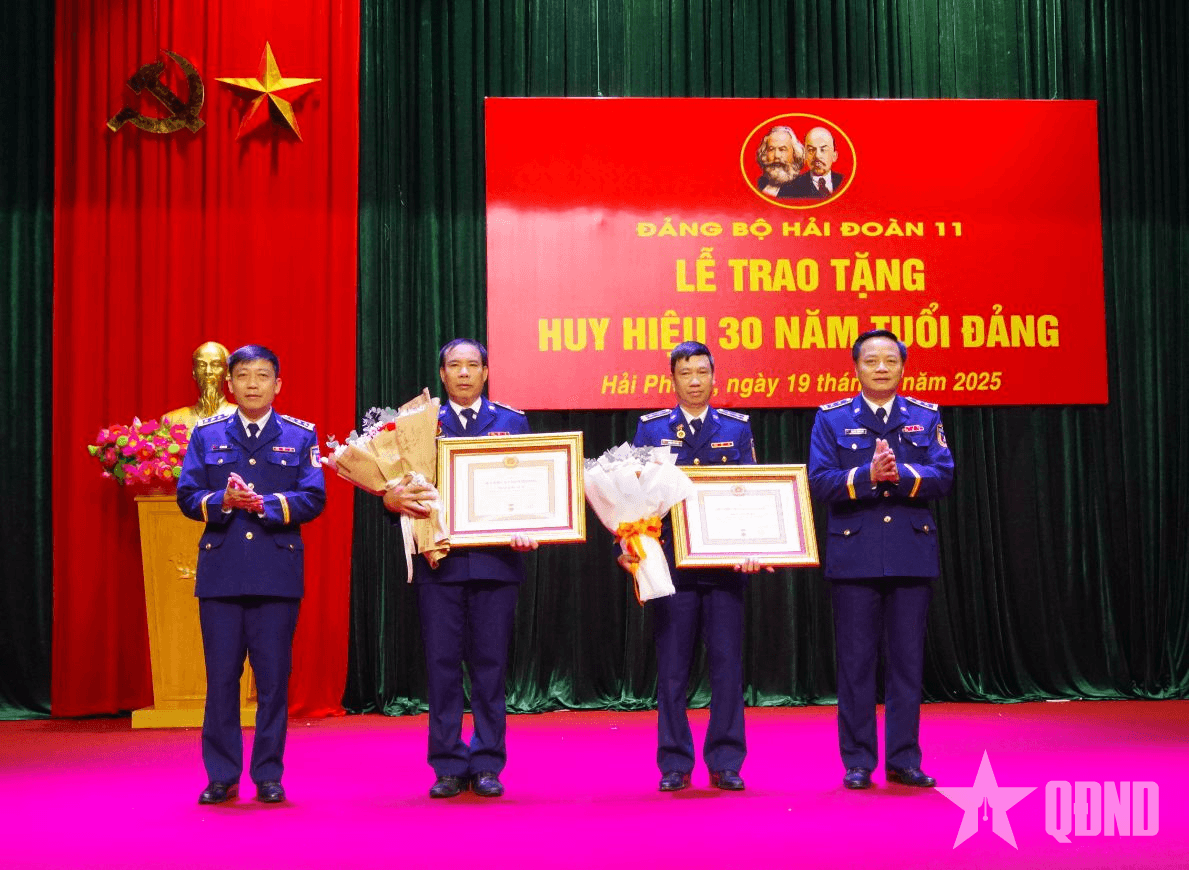 Hải đoàn 11, Bộ tư lệnh Vùng Cảnh sát biển 1 trao Huy hiệu Đảng đợt 19-5