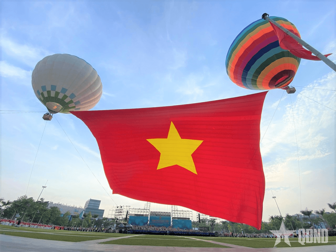 Nghệ An: Trang nghiêm Lễ chào cờ và bay Đại kỳ Tổ quốc tại Quảng trường Hồ Chí Minh

​
