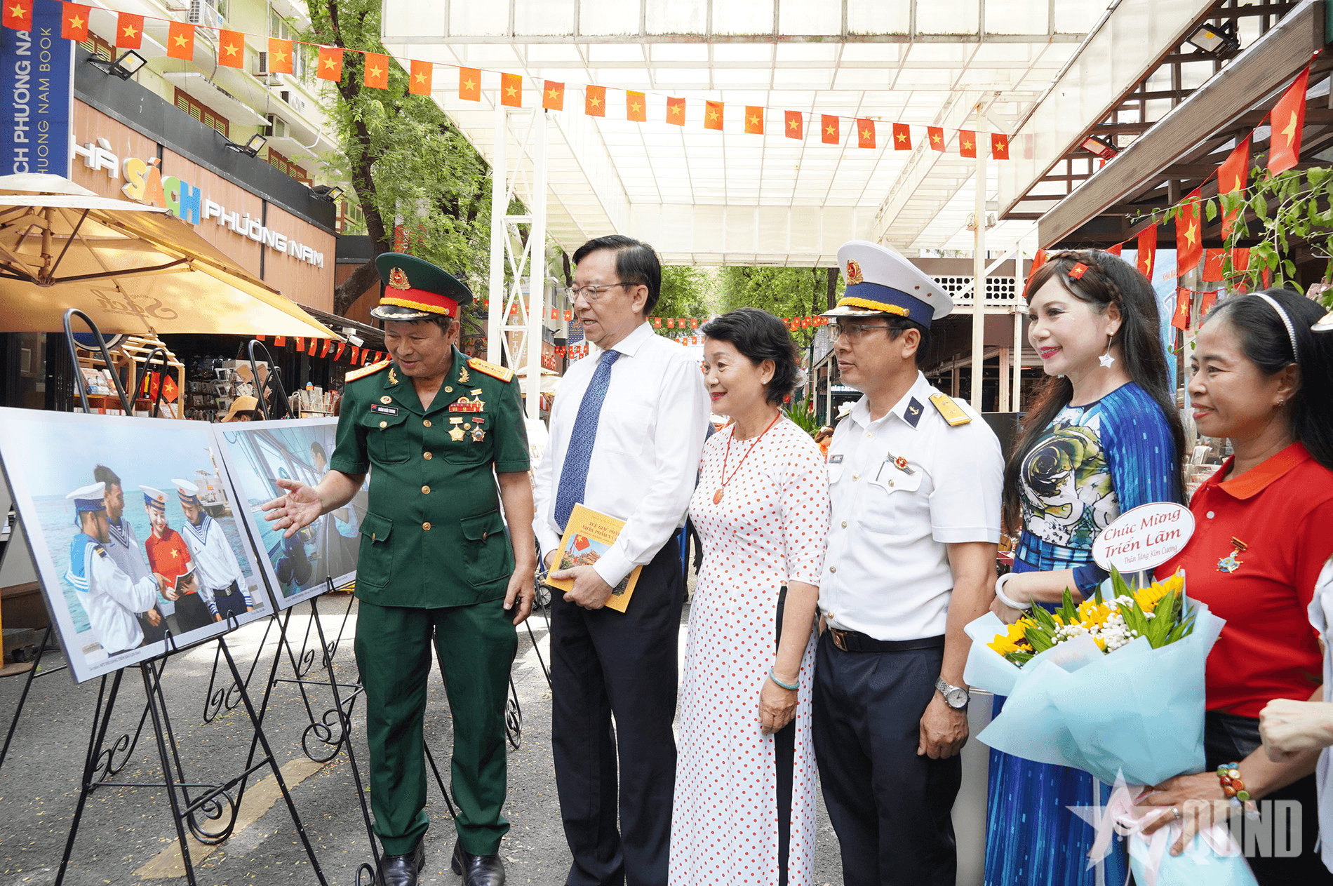 TP Hồ Chí Minh: Triển lãm ảnh thời sự, nghệ thuật “Trường Sa nhớ ơn Bác”