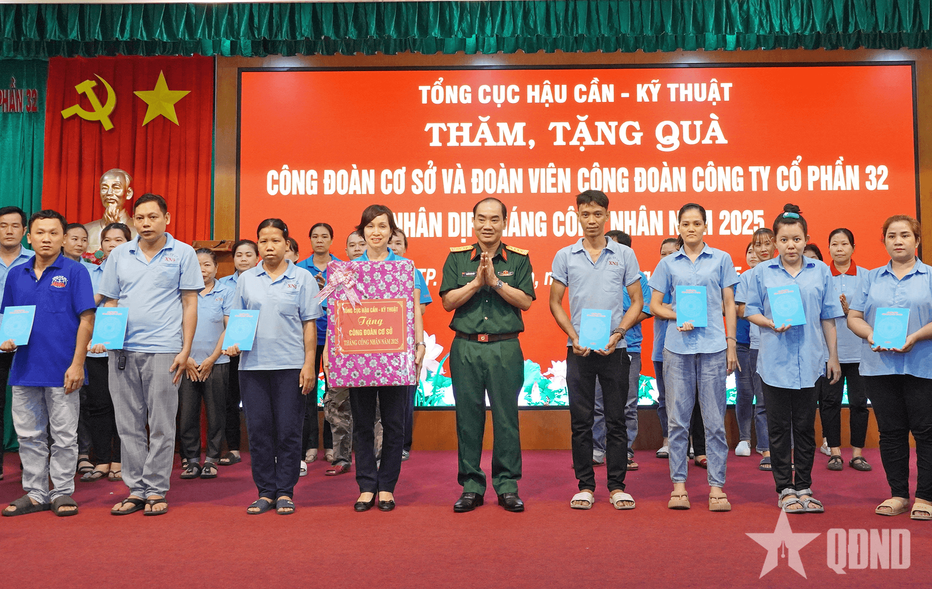Tổng cục Hậu cần - Kỹ thuật thăm, tặng quà người lao động Công ty Cổ phần 32