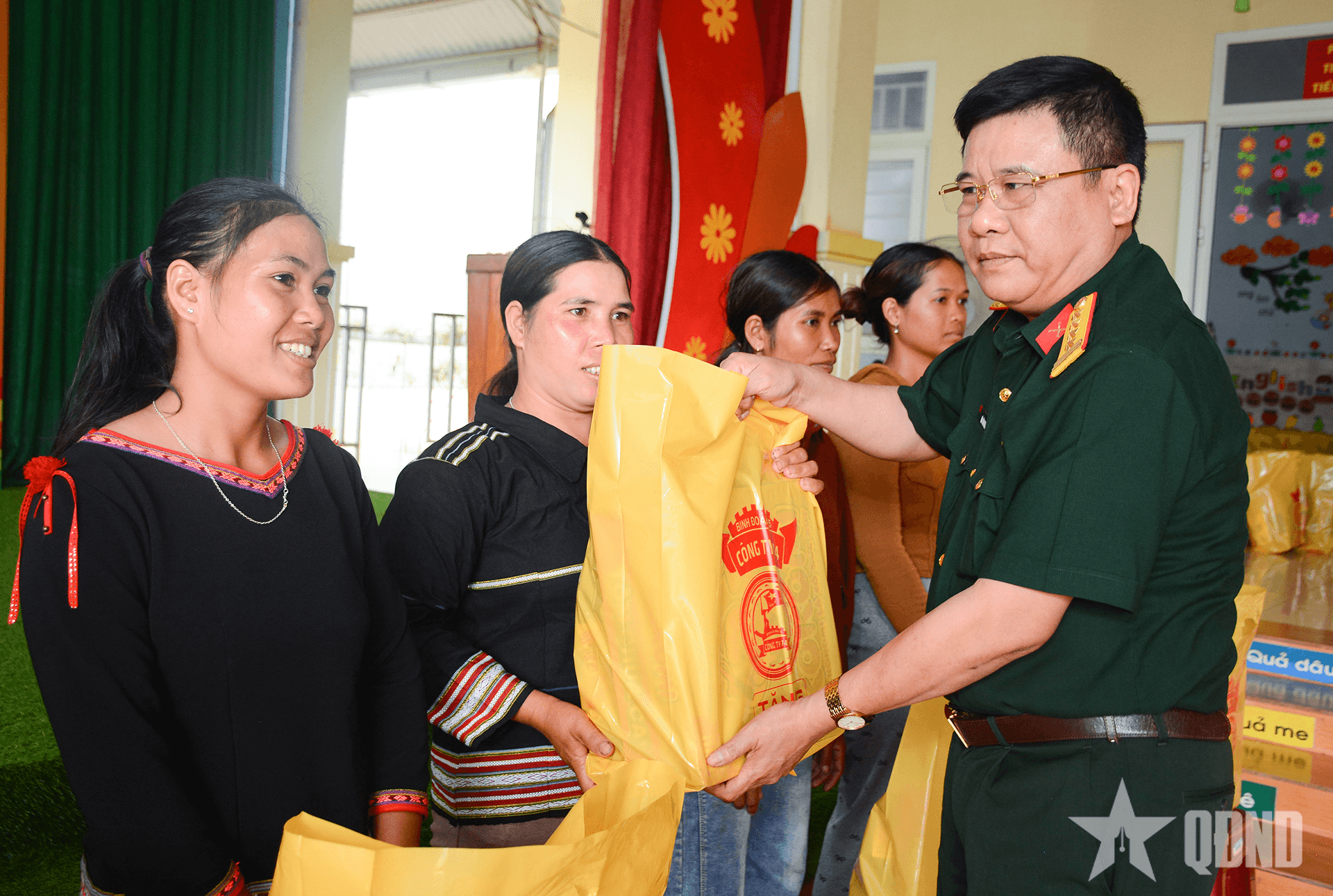 Công ty 74 (Binh đoàn 15) trao 1.460 suất quà tặng công nhân, người lao động

​