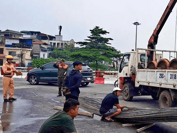 Xử lý tài xế xe tải chở sắt làm rơi xuống đường