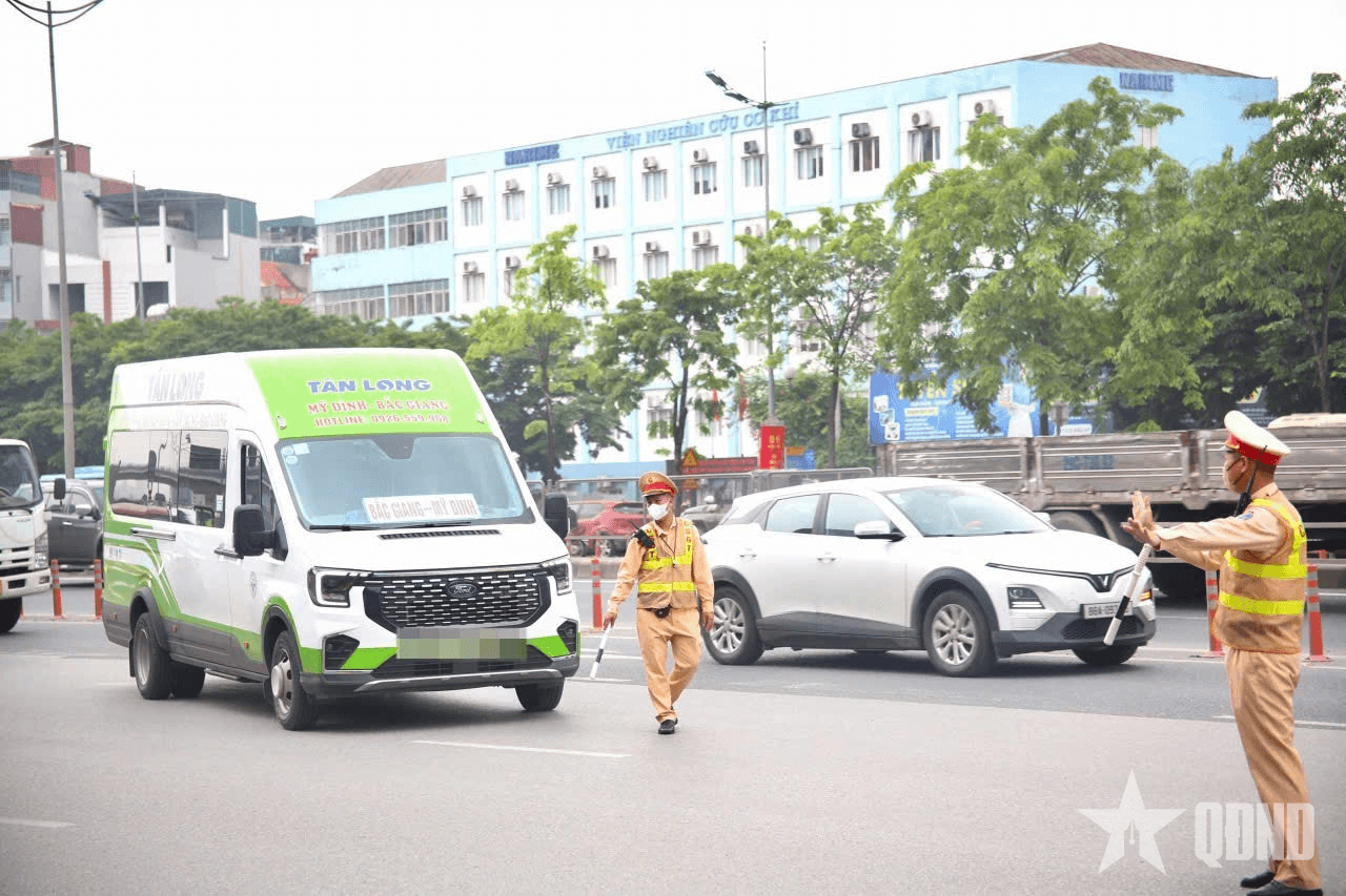 Cảnh sát giao thông ghi hình xử lý loạt xe khách dừng đỗ sai quy định