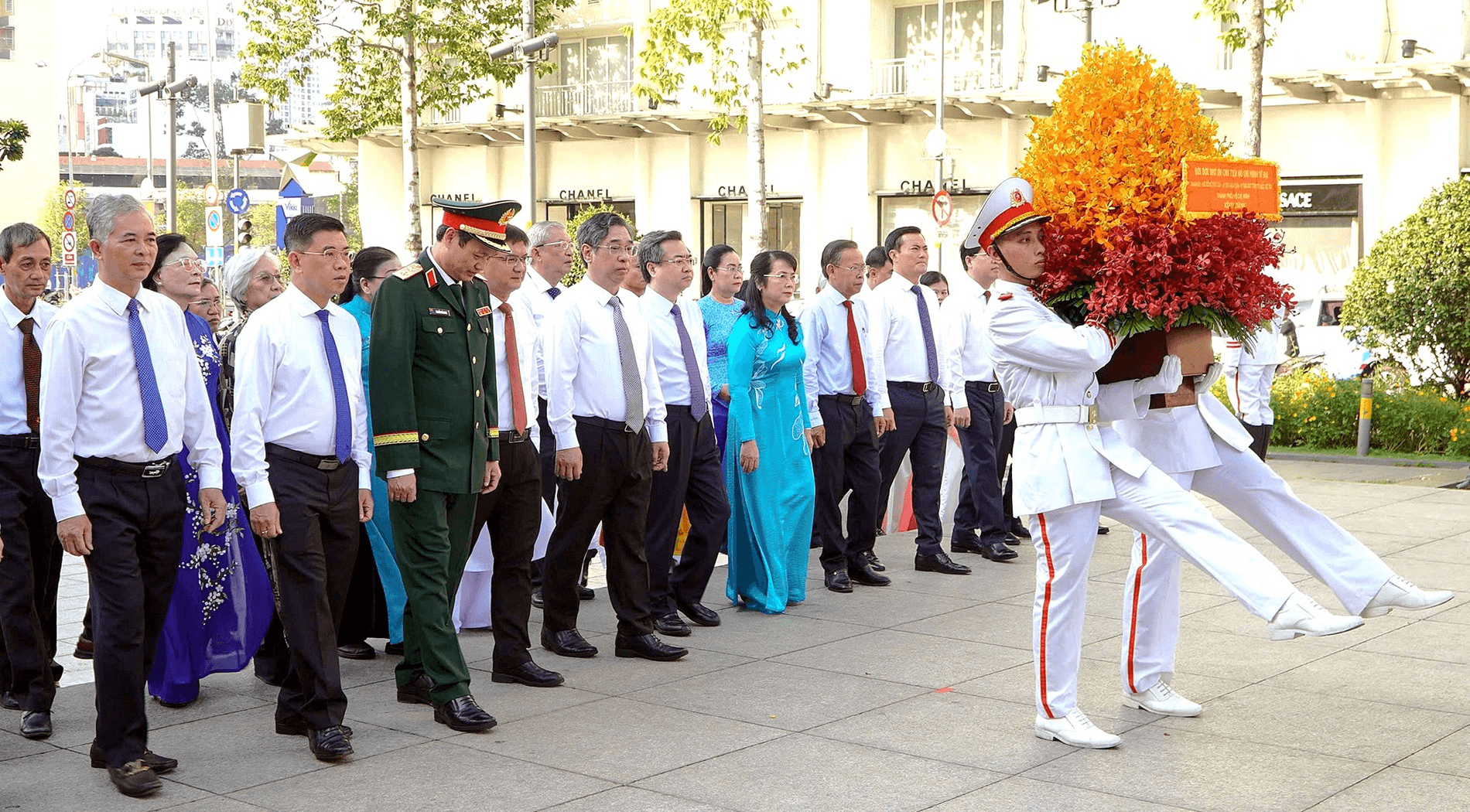 Đoàn đại biểu TP Hồ Chí Minh dâng hoa, dâng hương Chủ tịch Hồ Chí Minh