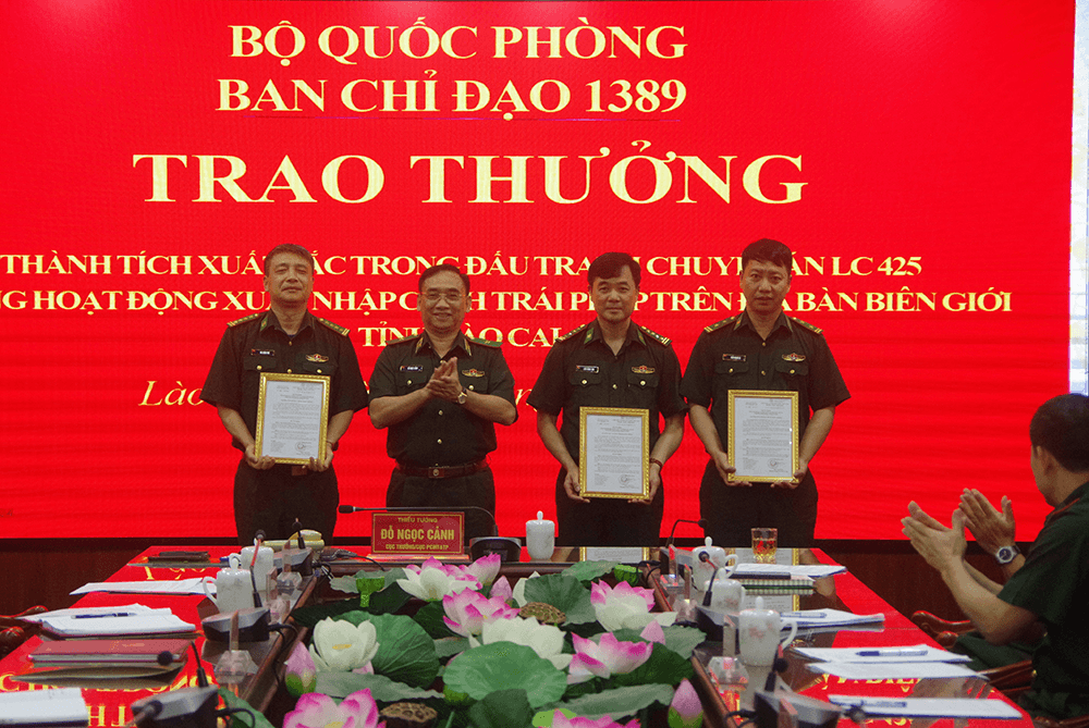 Trao thưởng lực lượng phá chuyên án chống xuất, nhập cảnh trái phép qua biên giới