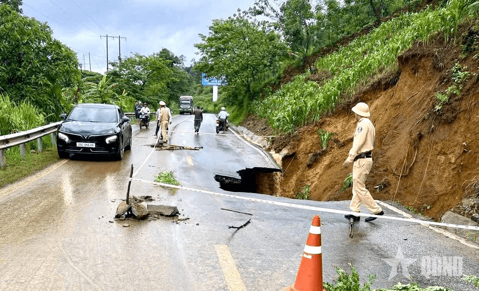 Lai Châu: Mưa to làm sụt lún Quốc lộ 4D