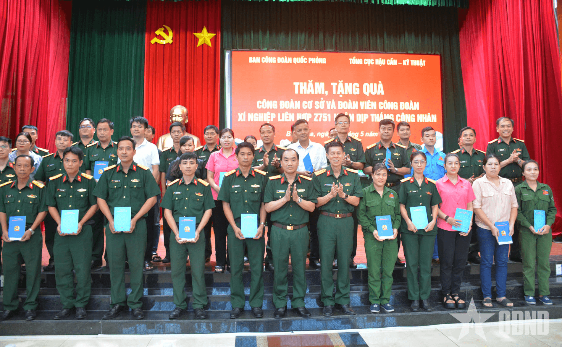 Tổng cục Hậu cần - Kỹ thuật tặng quà đoàn viên công đoàn Xí nghiệp Liên hợp Z751