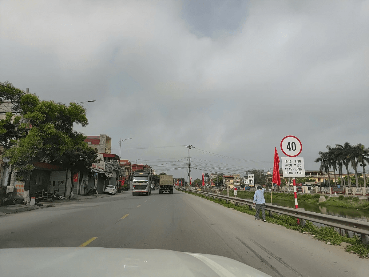 Biển báo làm “hoa mắt” tài xế vẫn tồn tại