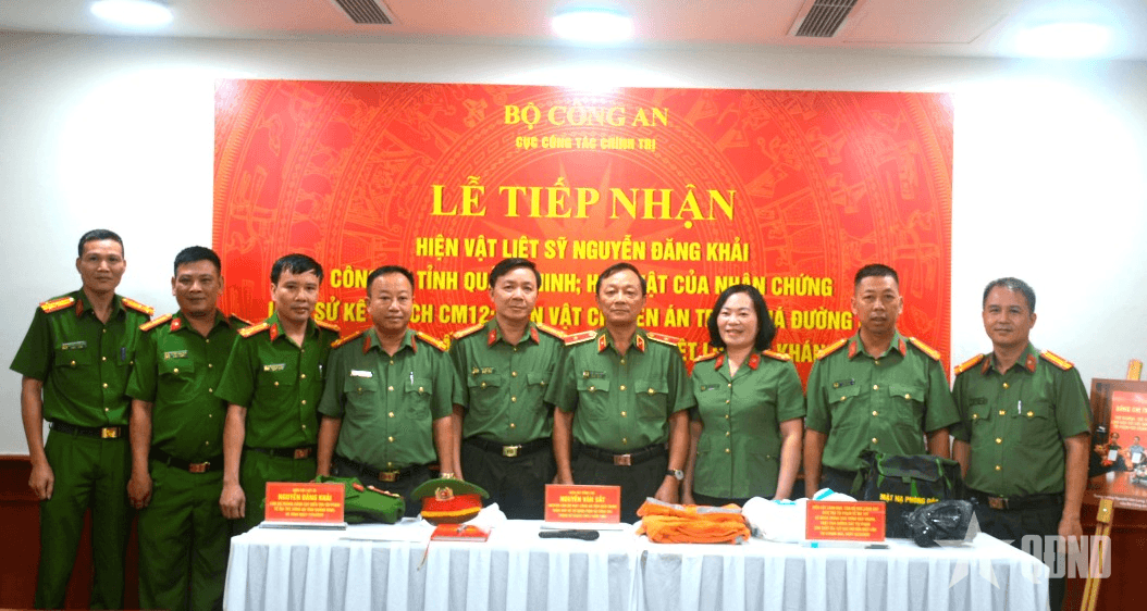 Trao tặng hiện vật cho Bảo tàng Công an nhân dân