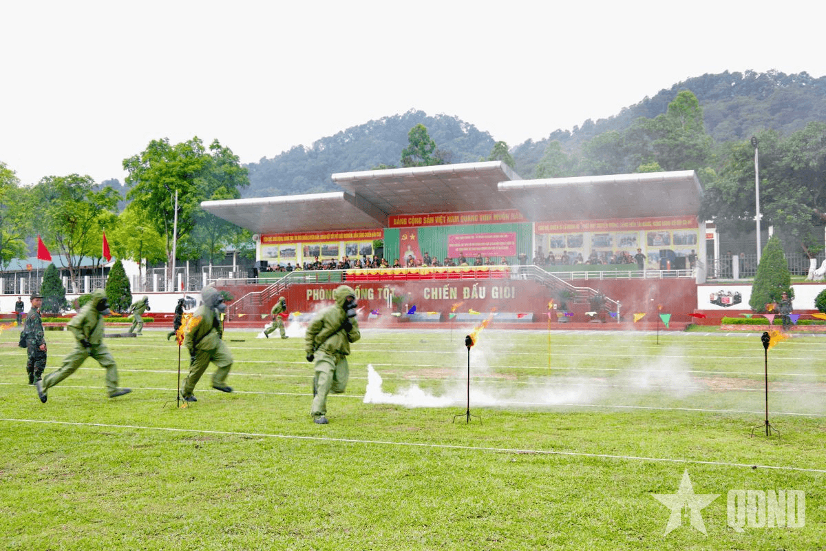 Đoàn cán bộ, học viên Học viện Chính trị nghiên cứu thực tế tại Binh chủng Hóa học