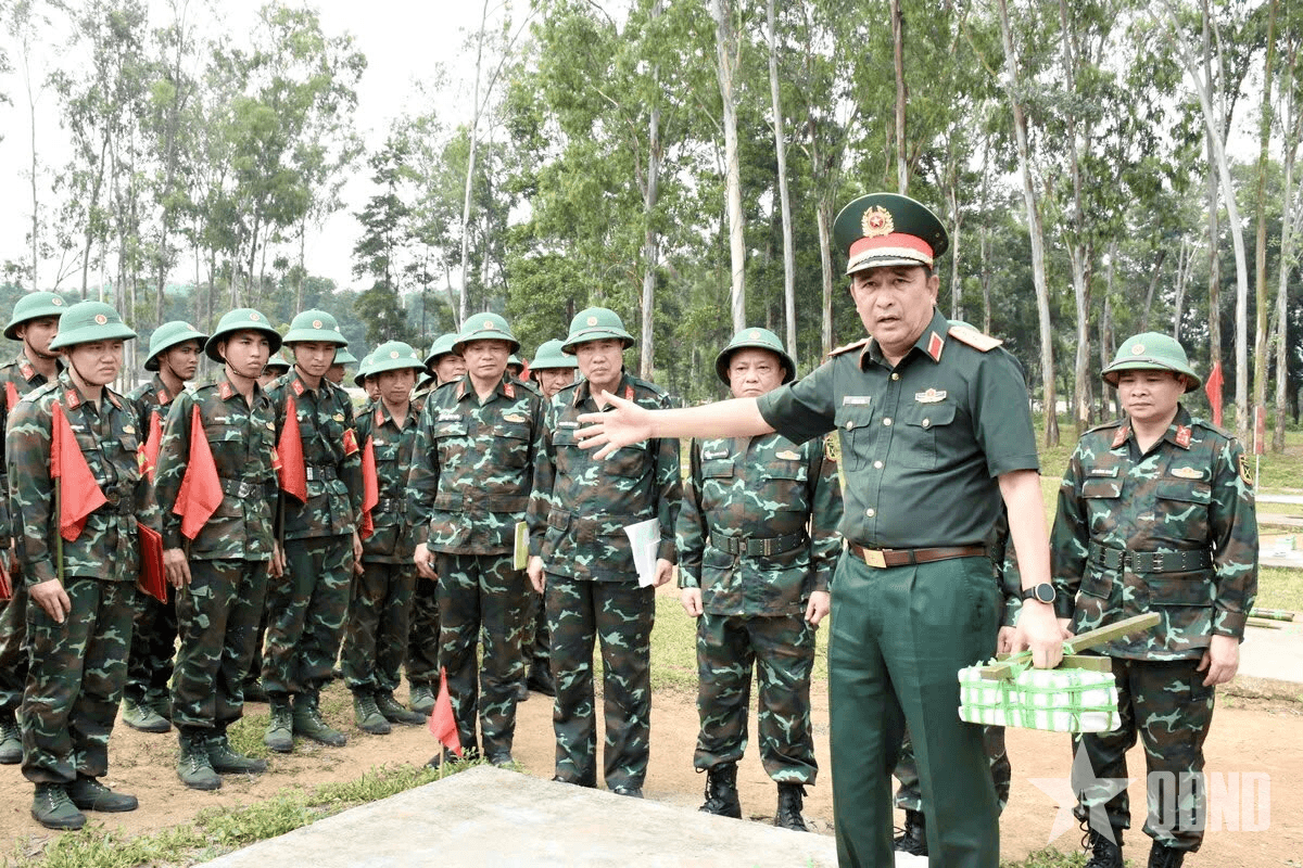 Thượng tướng Phùng Sĩ Tấn kiểm tra công tác huấn luyện chiến sĩ mới tại Lữ đoàn 144